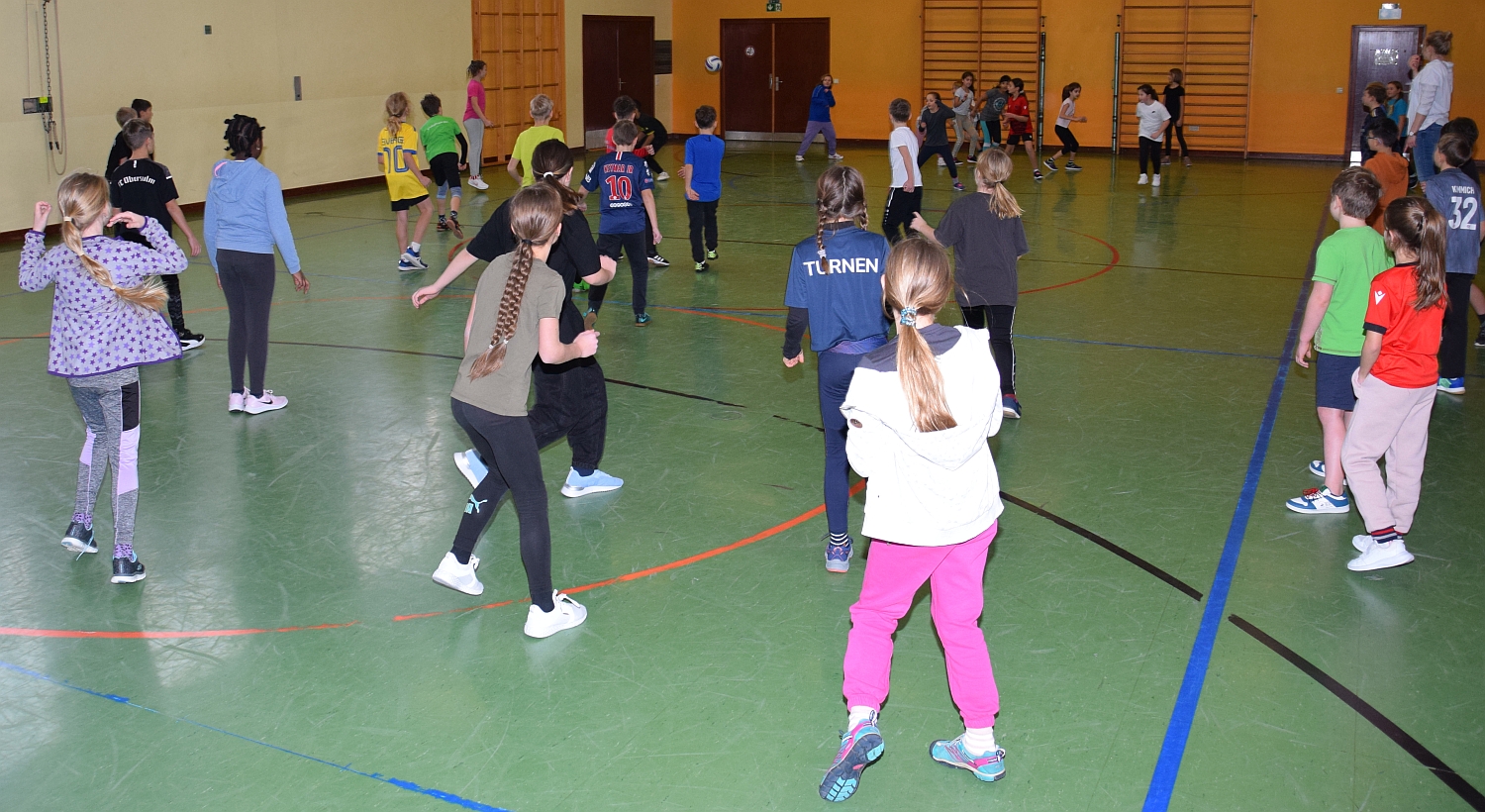 Foto mit zwei Völkerball spielenden Mannschaften